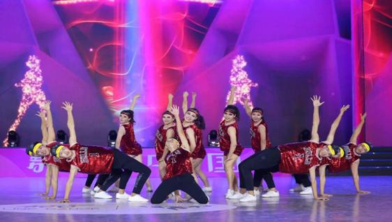 健美操班员工参加全国排舞比赛中